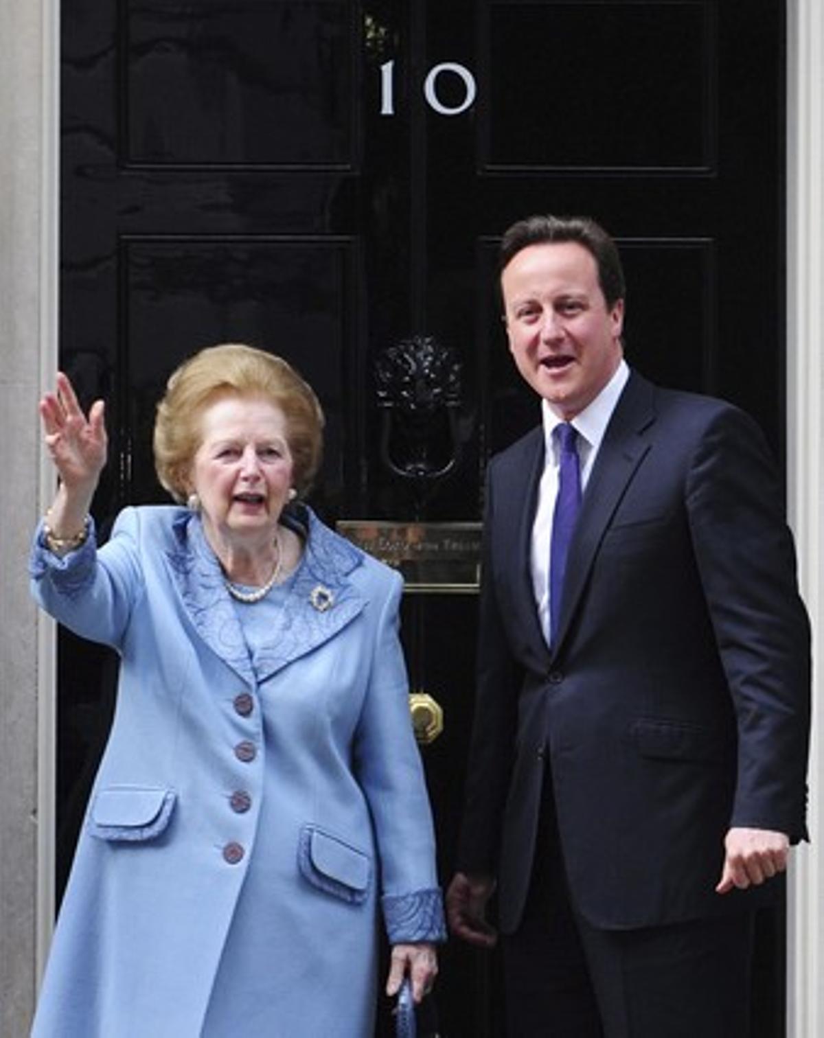 Thatcher, junto a David Cameron, a las puertas de Downing Street, el 13 de octubre del 2010, justo el día en que cumplía 85 años.