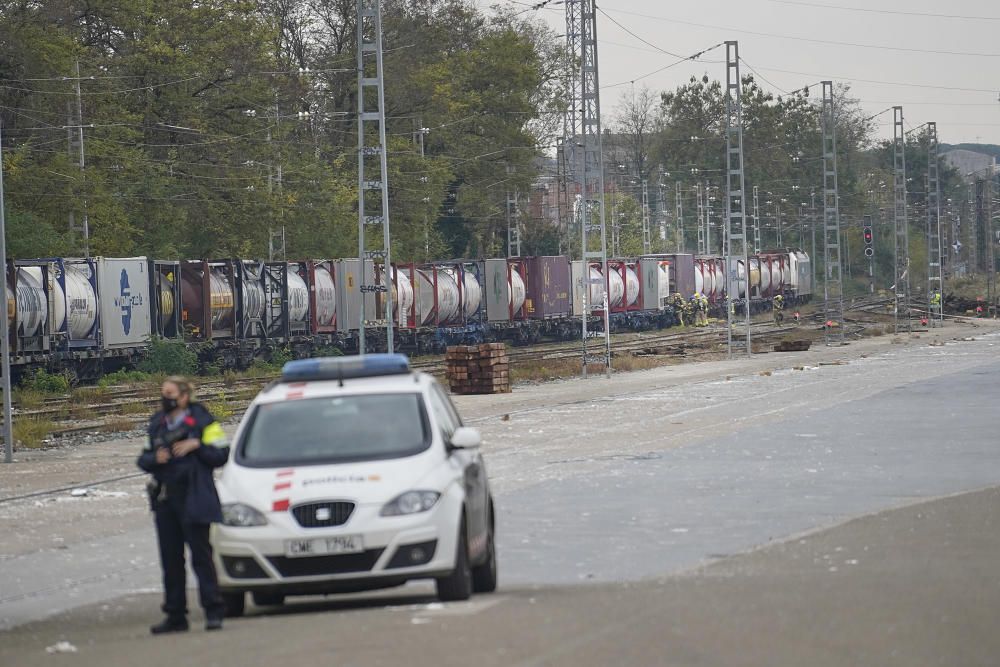 Els efectius d''emergències desplaçats a l''estació de mercaderies per la fuita en un tren de mercaderies