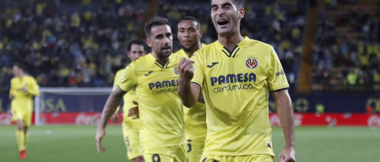 Manu Trigueros celebra, junto con Paco Alcácer, uno de los tantos del Villarreal ante el Elche.