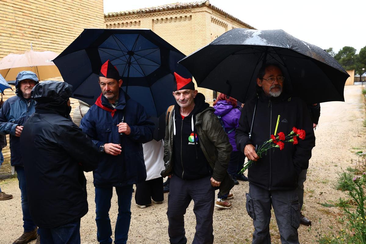 En imágenes | Zaragoza vuelve a recordar a las víctimas del franquismo entre la lluvia y el respeto