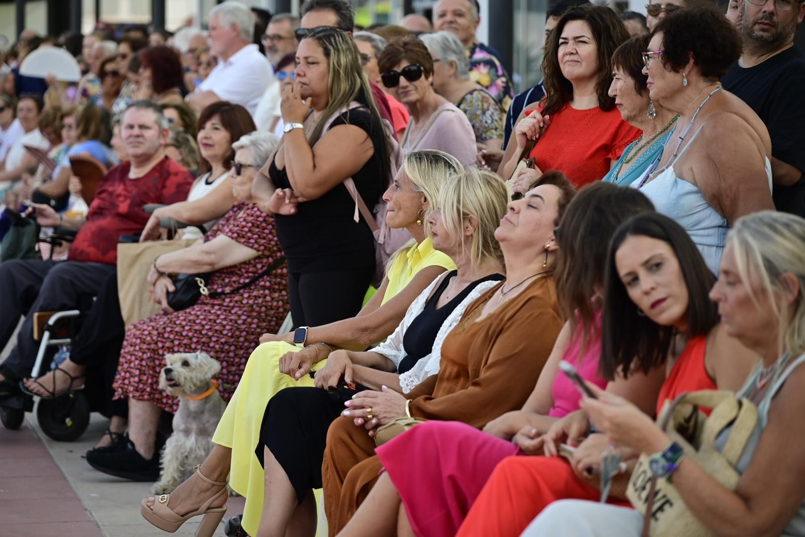 El Moll de Costa se viste de moda con el desfile solidario de Cáritas