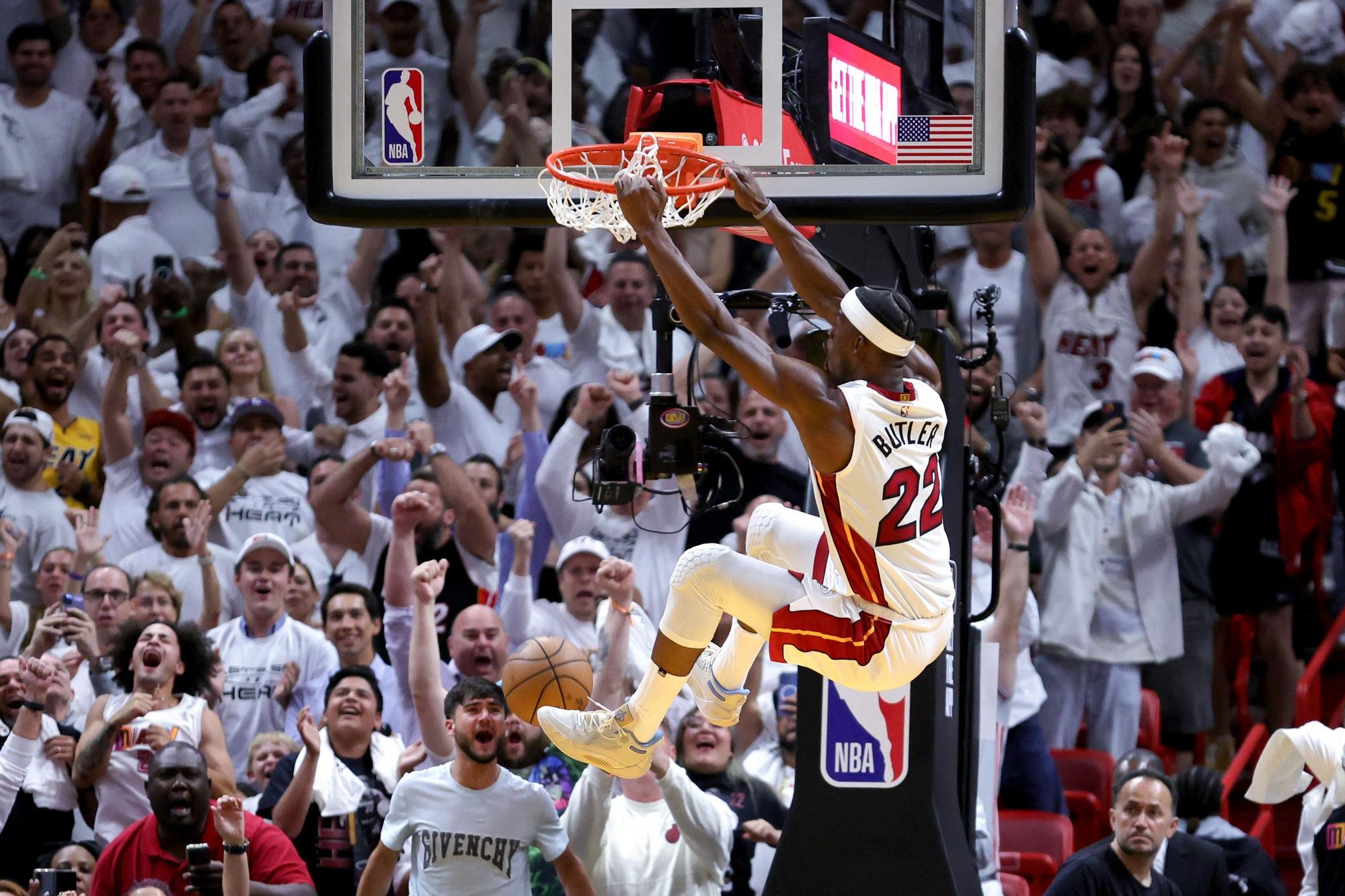 Jimmy Butler haciendo un mate anoche contra los Bucks