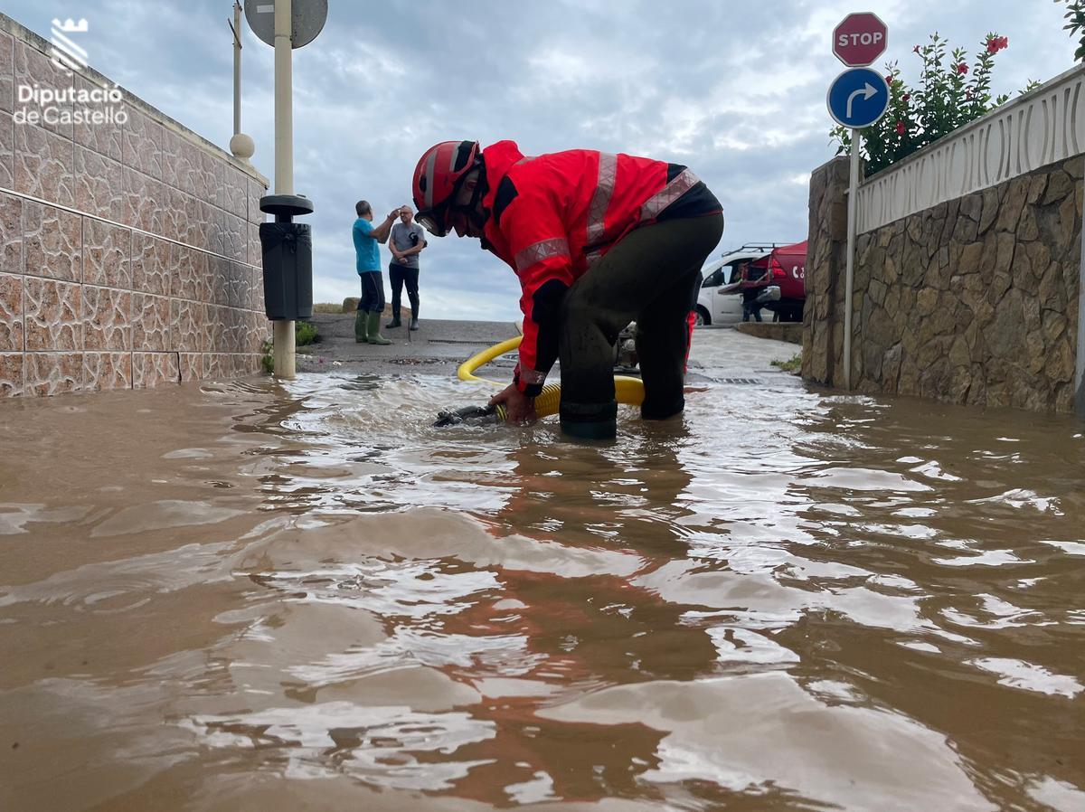 Imagen de archivo de efectivos del Consorcio Provincial de Bomberos realizando un achique del agua.