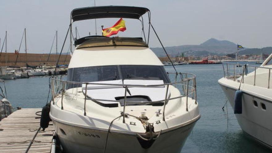 Una mujer llega nadando en plena noche al puerto de Xàbia tras caer de un yate