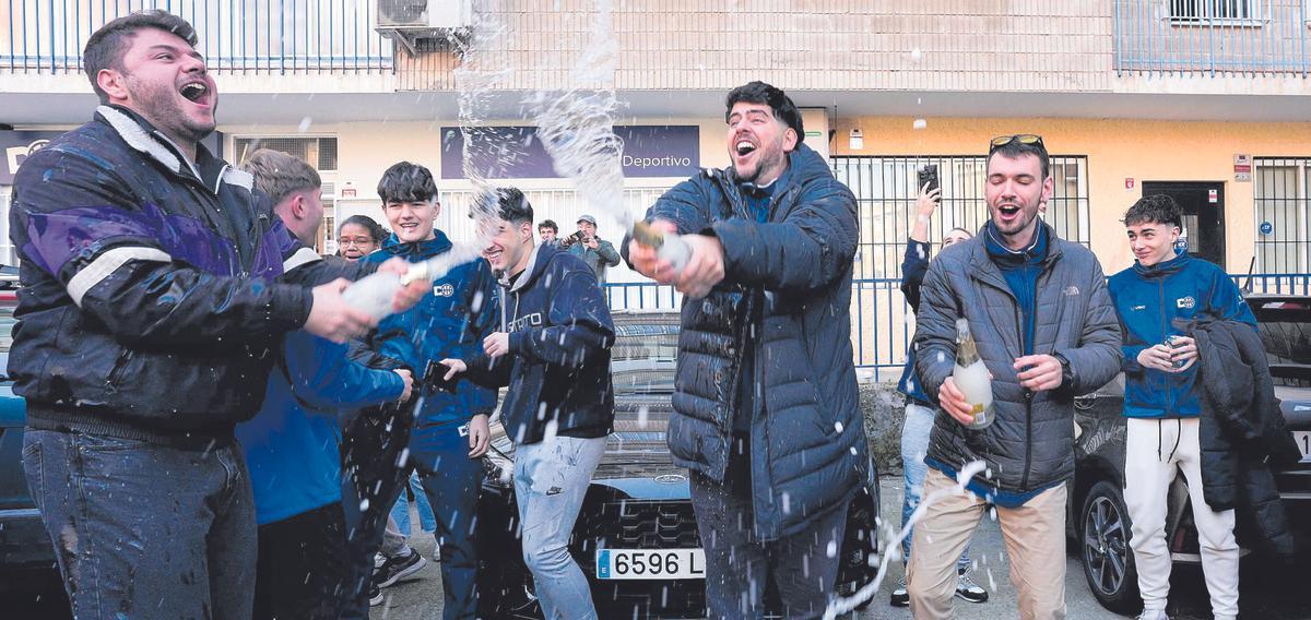 Agraciados con el Gordo celebran el premio frente al club deportivo Distrito Olímpico de San Blas. -FOTODELDIA- MADRID, 22/12/2024.- La mitad del Gordo, el 72.480, ha ido parar al club de baloncesto madrileño Distrito Olímpico, que compró los décimos en la administración de Logroño en la que ha caído íntegramente el primer premio de la Loteria de Navidad. El club, ubicado en el distrito de San Blas-Canillejas cuenta con equipos masculinos y femeninos en categorías de formación y Tercera FEB. Habitualmente compra la lotería de Navidad en esta administración, aunque no está abonado al número premiado en el sorteo extraordinario. En la imagen, agraciados con el Gordo celebran el premio. EFE/Borja Sánchez-Trillo