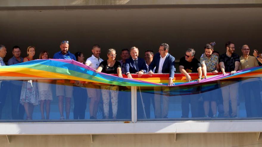 Benidorm despliega la bandera del Orgullo LGTB