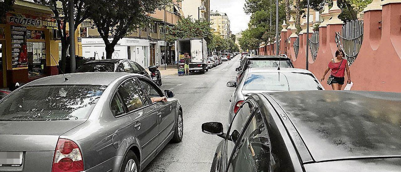 La estrecha calle Padre Manjón de Elda en una imagen tomada ayer y con el autobús de la línea Villena-Alicante que se quedó bloqueado en dos ocasiones.