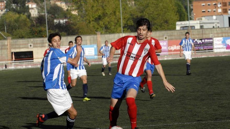 Saúl, tratando de controlar el balón durante un partido de esta temporada de L&#039;Entregu.