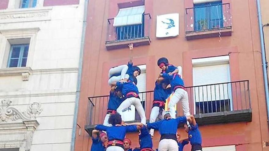 Els castellers de Berga aixecant el Set de set, ahir, a la plaça Sant Pere