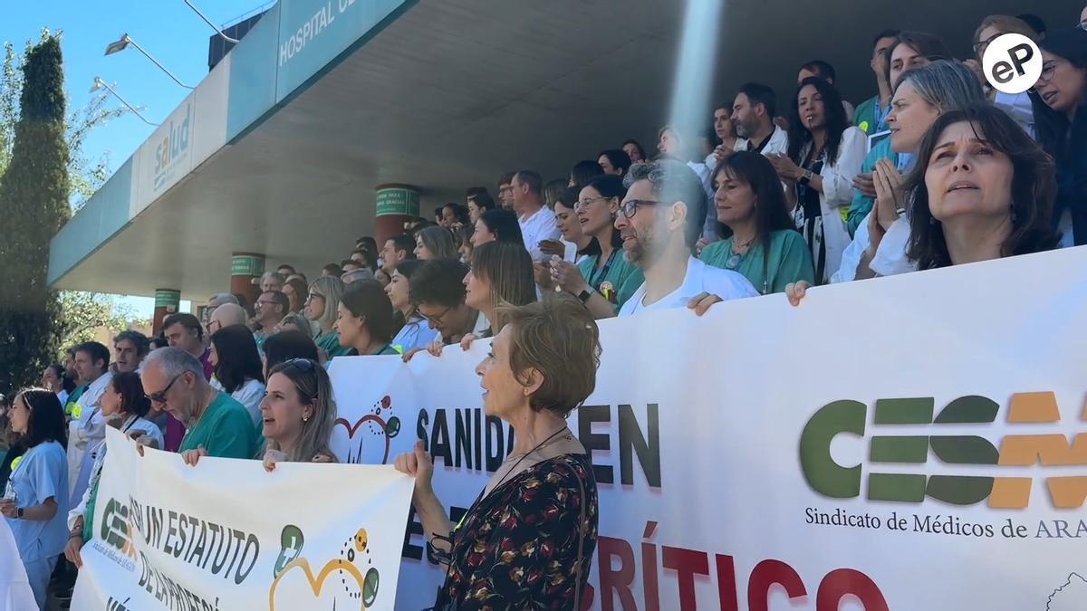 Vídeo | Los sanitarios del Hospital Clínico de Zaragoza, en huelga por la mejora de sus condiciones laborales