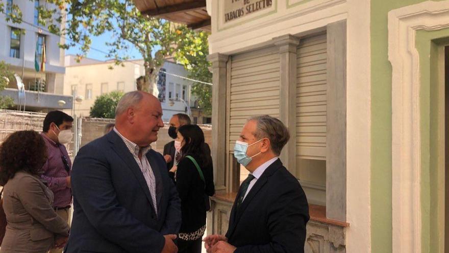 El presidente de la Gerencia de Urbanismo, Salvador Fuentes, habla con Rafael Ruiz, junto al Quiosco de San Hipólito.
