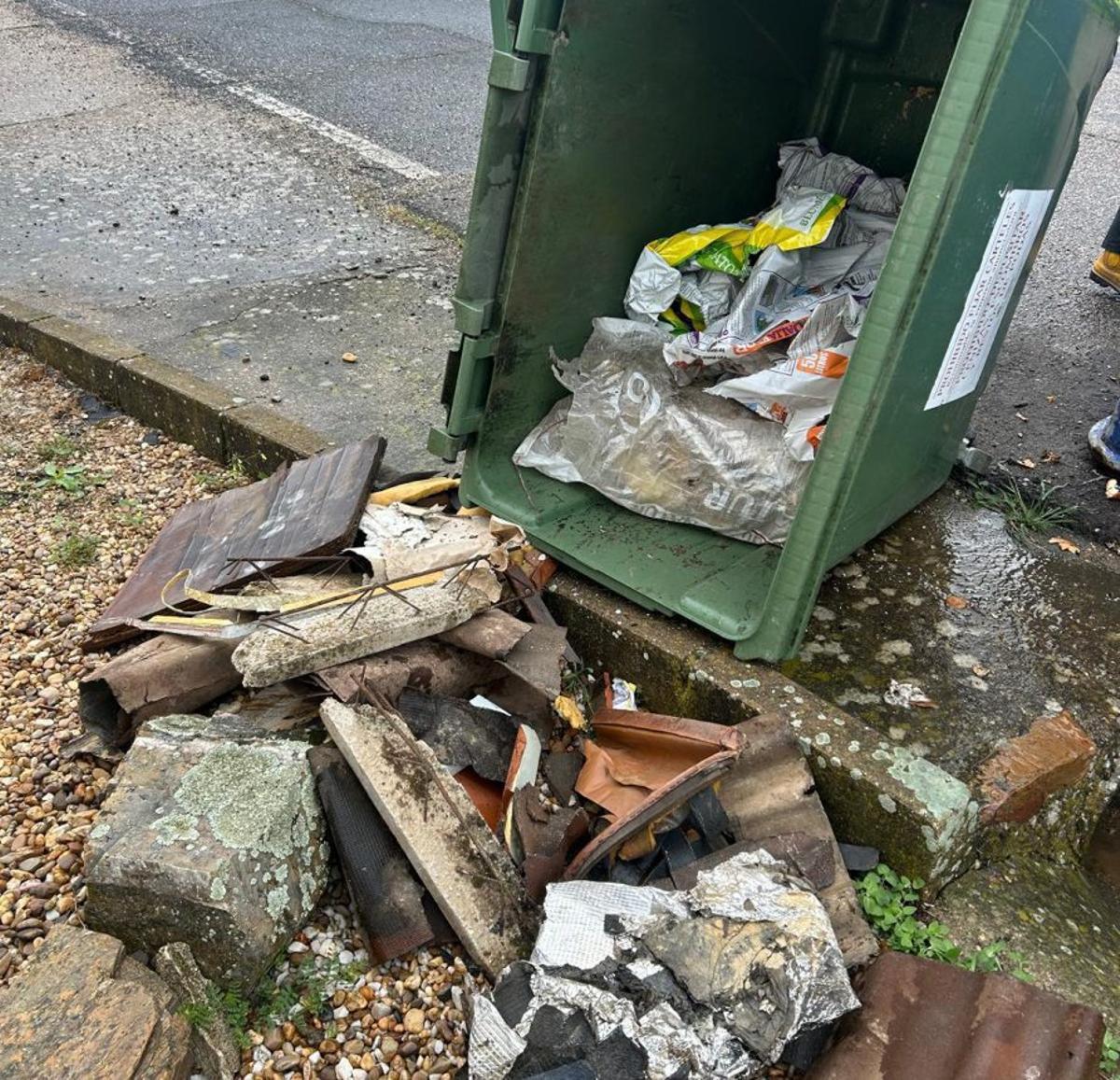 "Boicot" al servicio de recogida de basura de Aliste con contenedores llenos de piedras