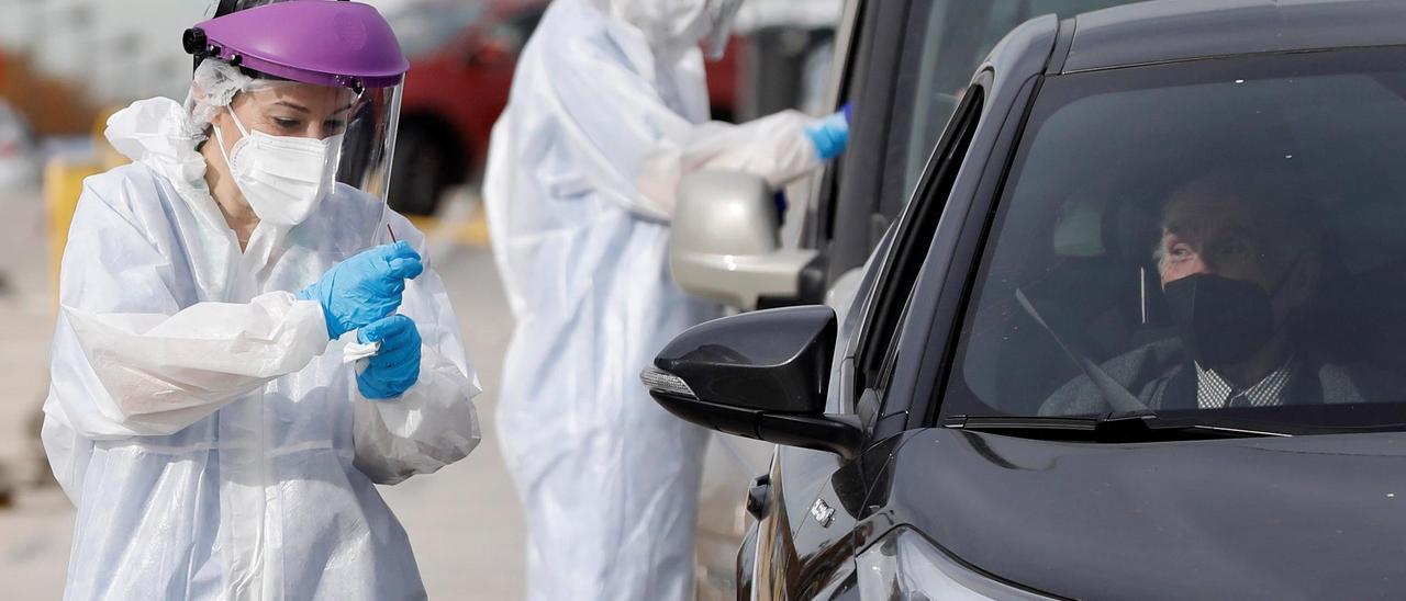 Colas para las pruebas PCR en el hospital La Fe