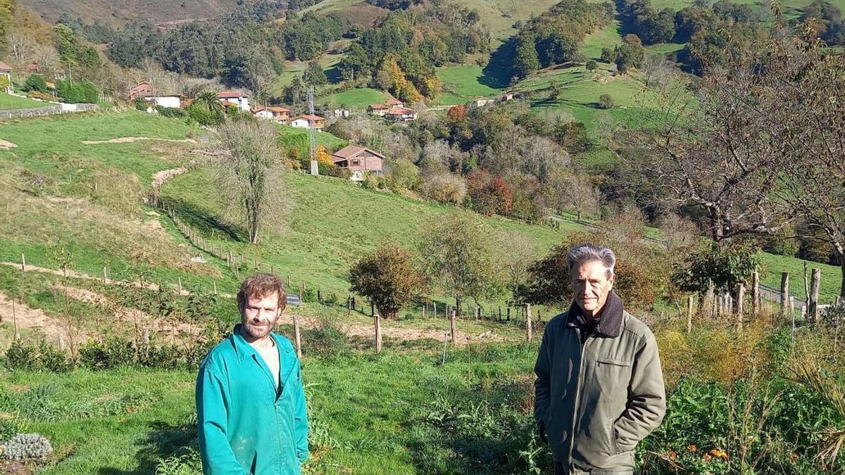 Sebastián Burch y Ángel Cabo, vecinos de la localidad, ayer, en el huerto ecológico que tiene el primero. | M. Villoria