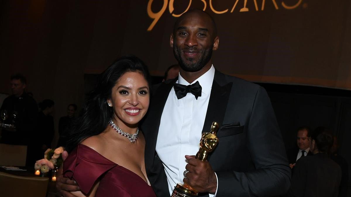 Kobe Bryant y su esposa, en la gala de los Oscar en la que fue premiado.