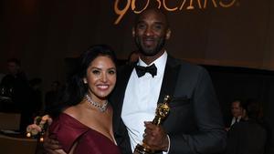 Kobe Bryant y su esposa, en la gala de los Oscar en la que fue premiado.