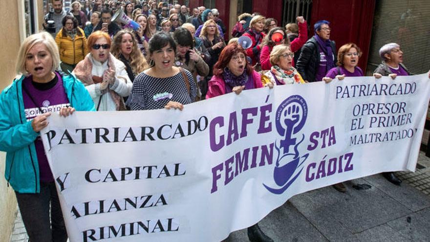 La candidata de Adelante Andalucía, Teresa Rodríguez, ha participado en la manifestación convocada en Cádiz..