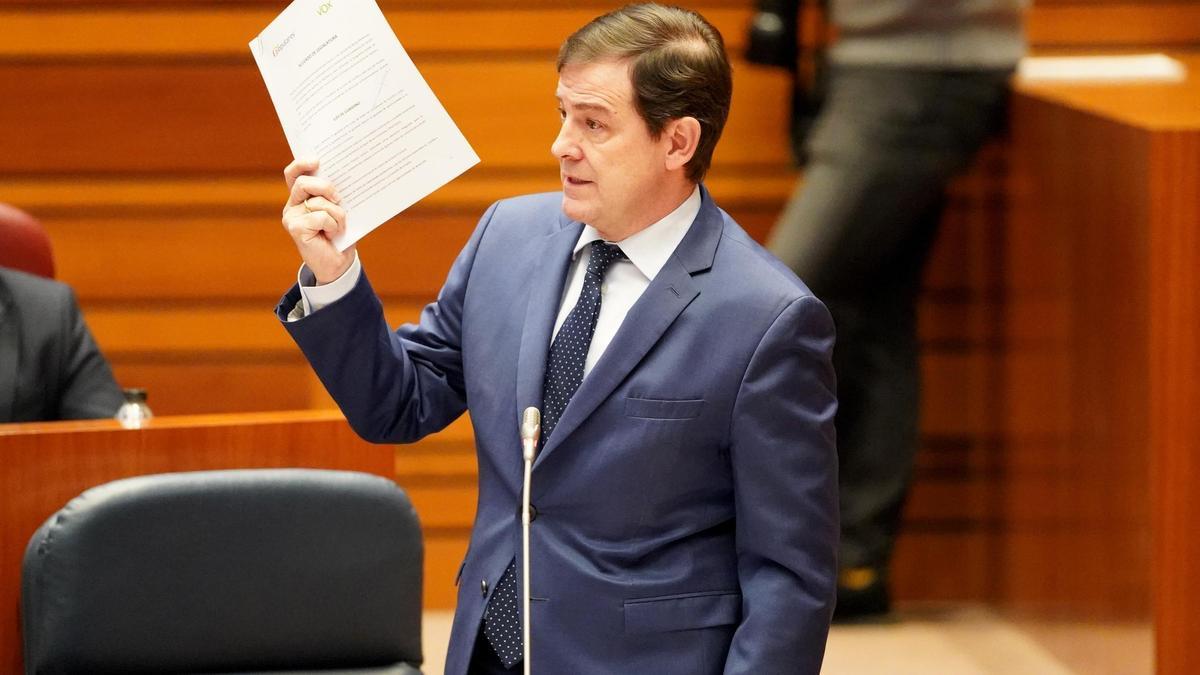 El presidente Mañueco durante su intervención en las Cortes regionales.