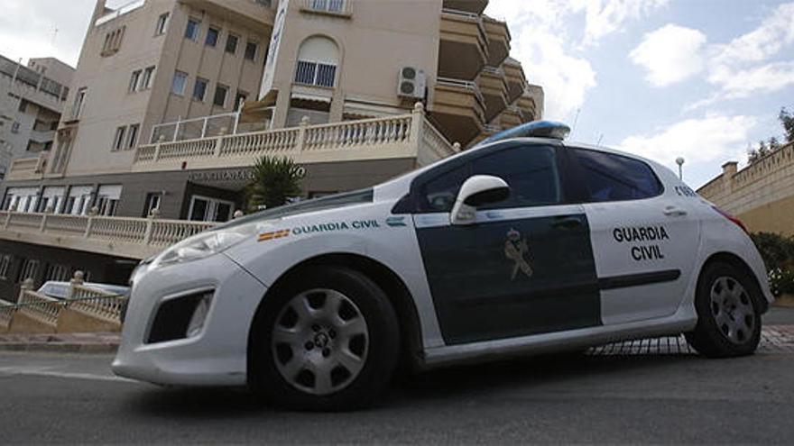 Un coche de la Guardia Civil junto a la residencia.