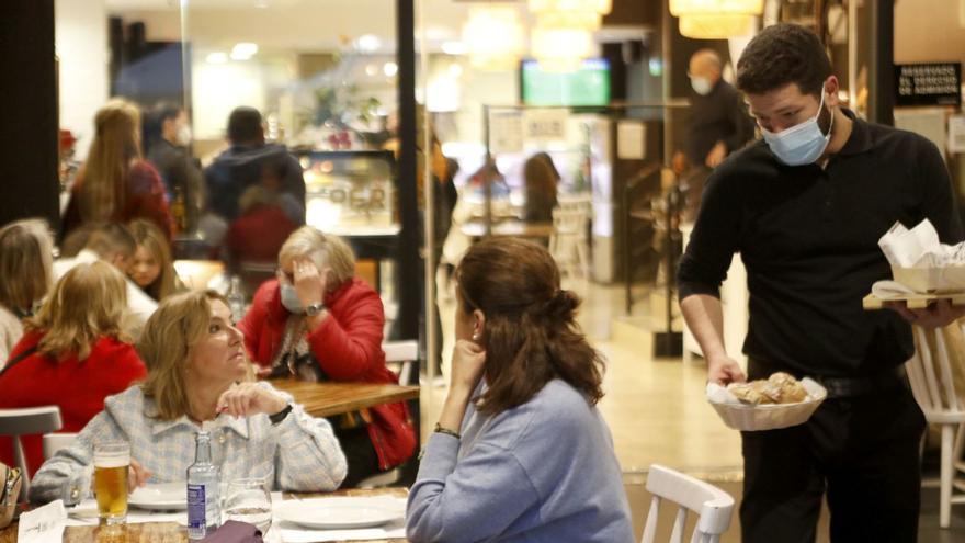 Restaurantes penalizan ya con hasta 40 euros por persona las reservas no presentadas