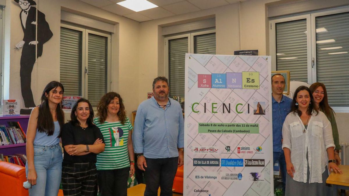 Los profesores del Cabanillas y Liso González (cuarto por la izquierda) en la presentación de las actividades.