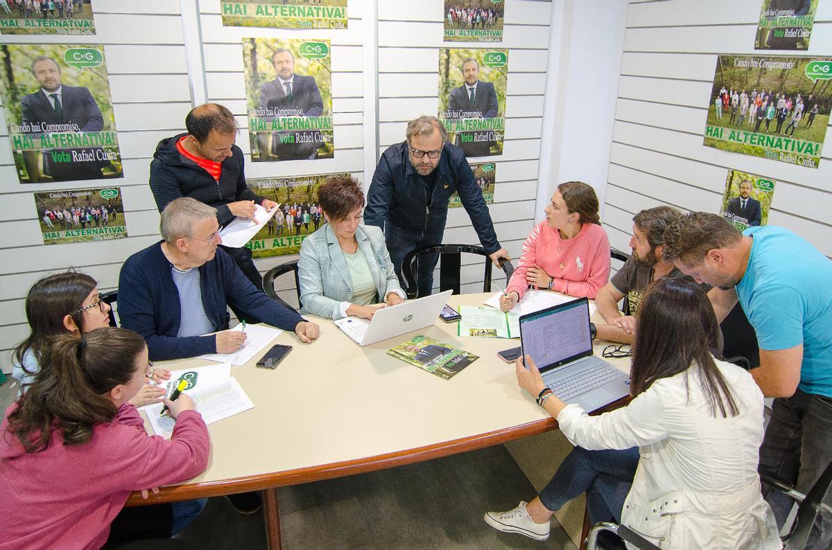 Cuíña, ayer, con una parte de su equipo en la sede de Compromiso.