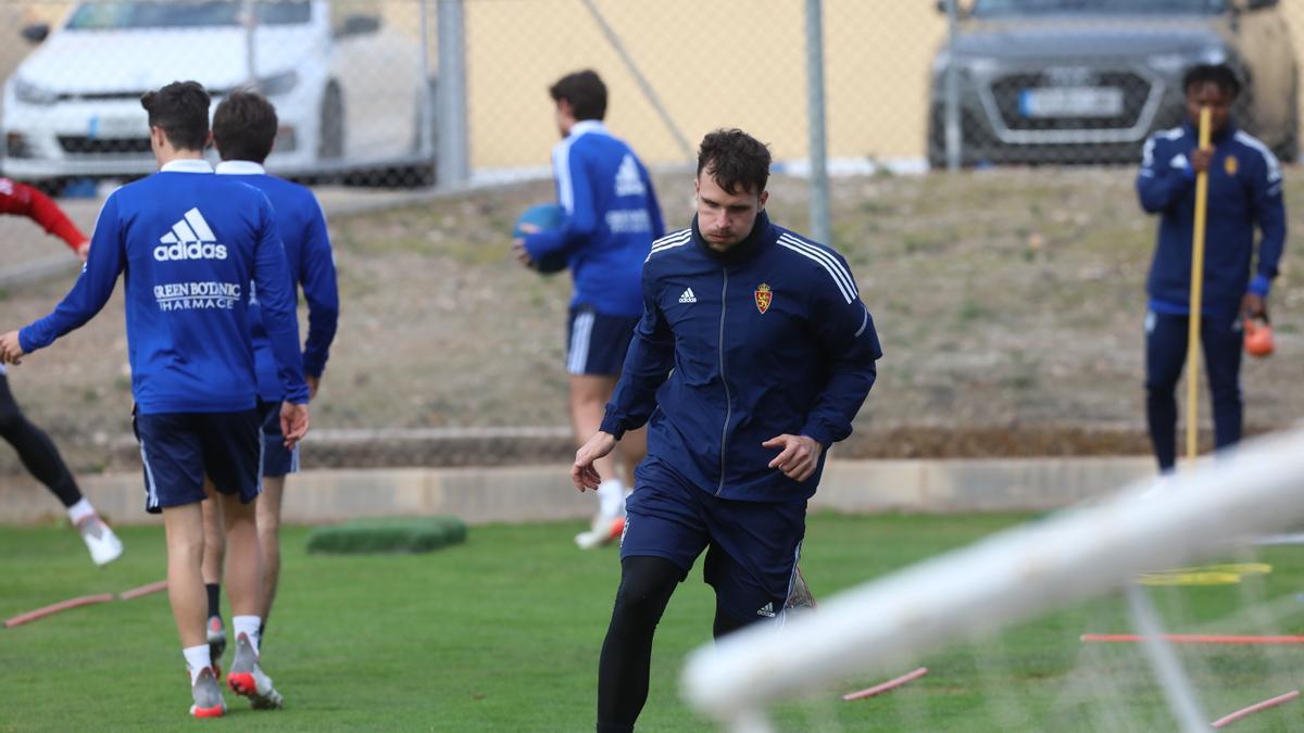 Álvaro Giménez sortea obstáculos en un entrenamiento del Zaragoza.