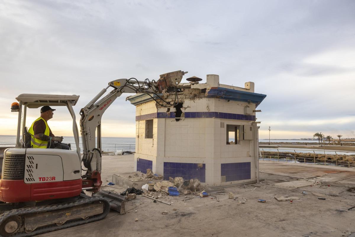 La última estampa de El Tintero. El kiosco ha sido demolido a primera hora de la mañana este martes por Costas