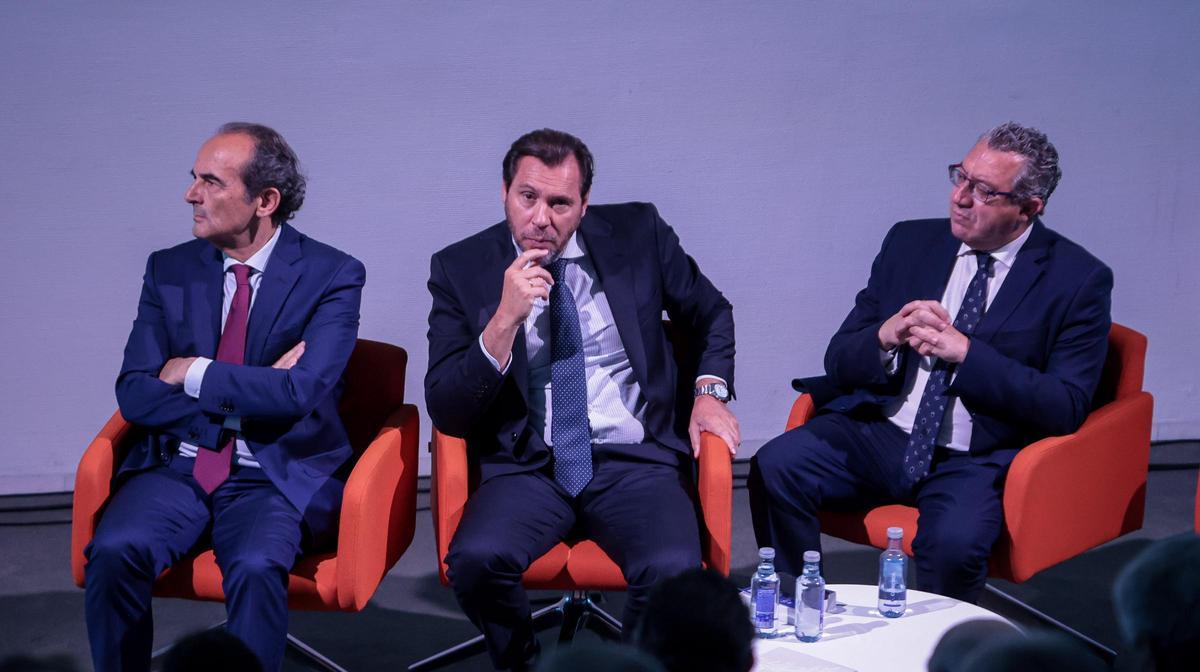 El ministro Óscar Puente, flanqueado por Miguel Ángel Carrillo y Toni Pérez.