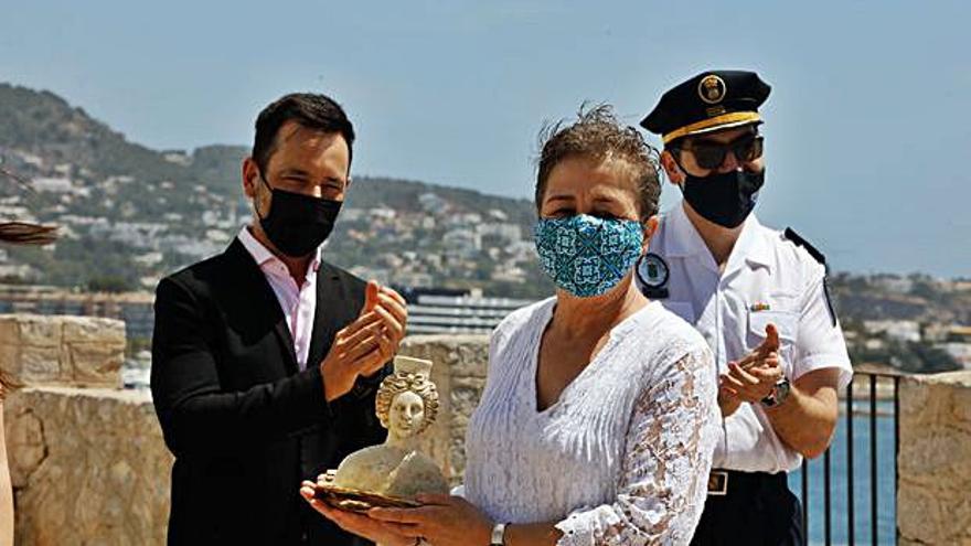  Mercedes Martín, junto al alcalde y el jefe de la Policía Local de Vila, Fermín Cárcel