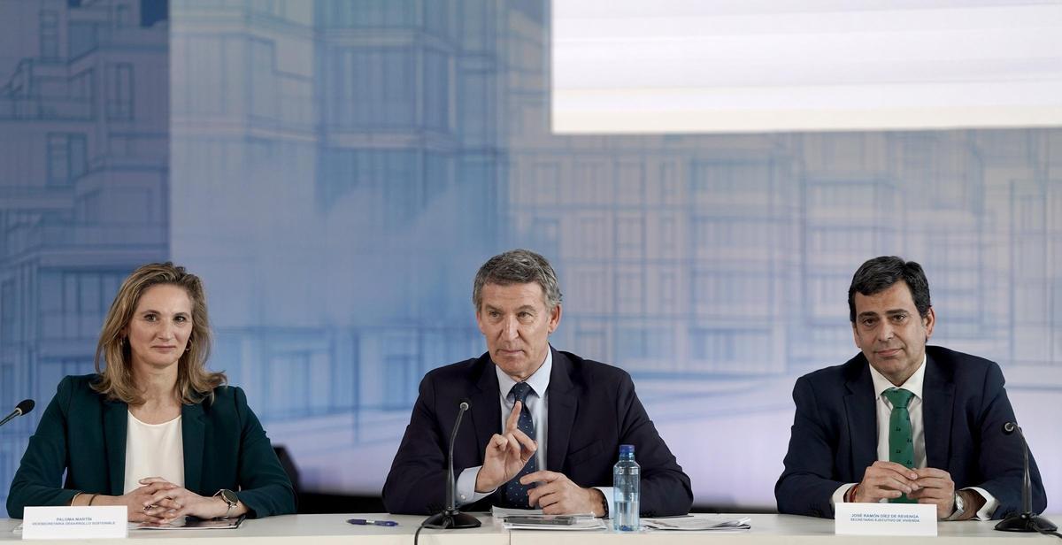 Alberto Núñez Feijóo, presidente del Partido Popular, presenta su plan de vivienda a asociaciones del sector inmobiliario.