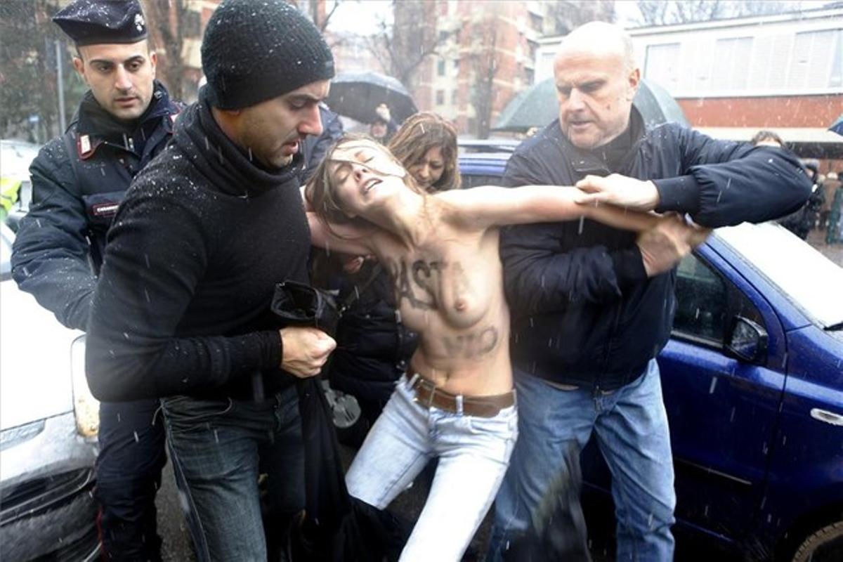 La policia italiana deté una activista de Femen davant del col·legi electoral de Silvio Berlusconi, durant les eleccions del mes de febrer passat.