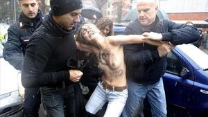 La policia italiana deté una activista de Femen davant del col·legi electoral de Silvio Berlusconi, durant les eleccions del mes de febrer passat.