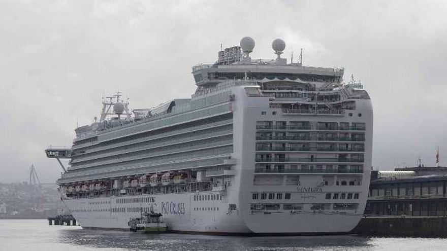 El crucero británico &quot;Ventura&quot;, ayer, en la estación marítima. // Cristina Graña