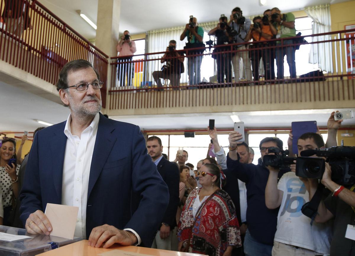 Mariano Rajoy vota en un colegio de Madrid.