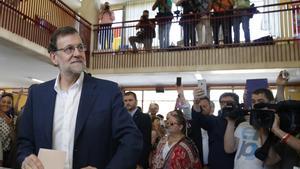 Mariano Rajoy vota en un colegio de Madrid.