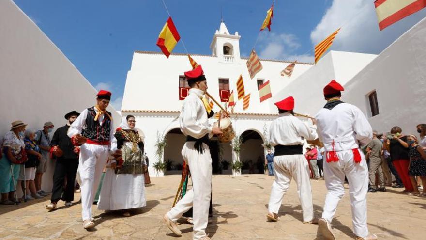 Fiestas en Ibiza: Billy Flamingos pone el broche de oro en el día grande de Sant Miquel