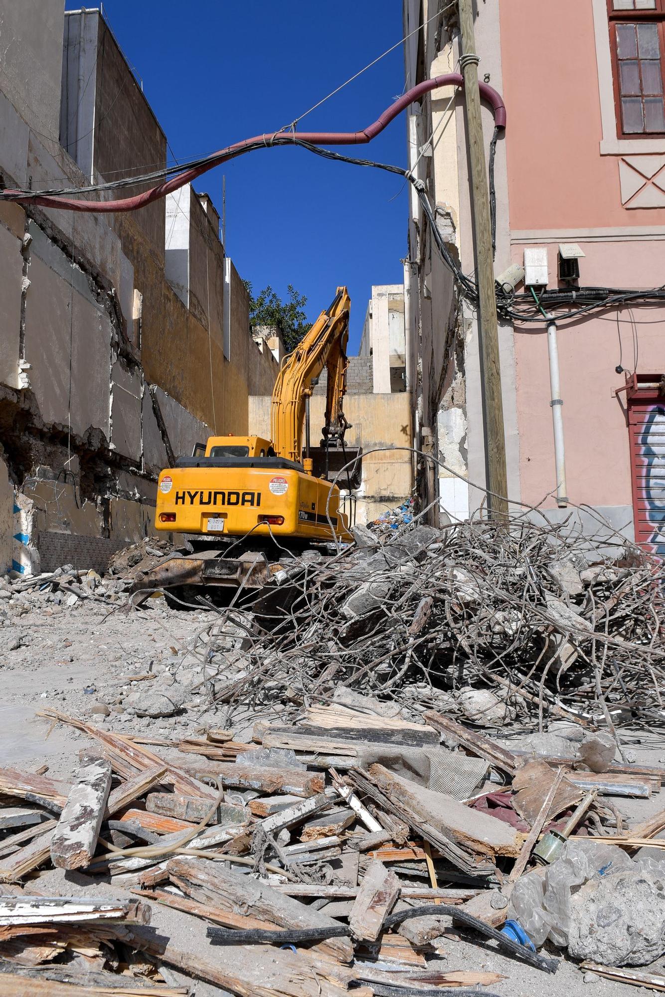 Derribo de viviendas y edificios en el entorno de Manuel Becerra