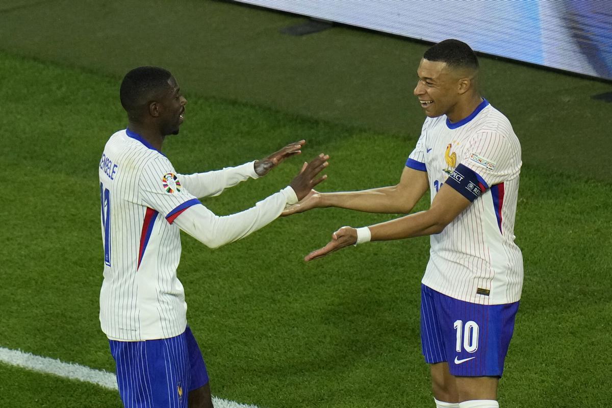 Mbappé y Dembélé, con la selección francesa