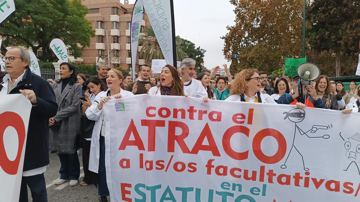 Los médicos se concentran ante la Subdelegación del Gobierno en Málaga en el segundo día de huelga