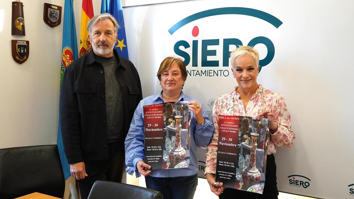 Por la izquierda, Ángel Moix, de la organización de la feria; la edil de Ferias, Ana Nosti, y Mari Cruz Madrid