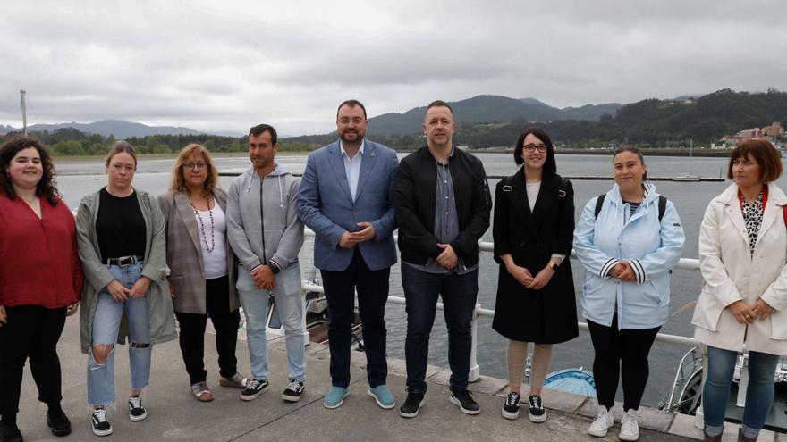 Barbón, ayer en La Arena, con miembros de la candidatura del PSOE de Soto del Barco, a su izquierda, el candidato Omar Suárez. | Mara Villamuza