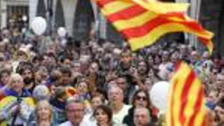 La «Marató per la Democràcia» desborda la plaça del Vi a Girona