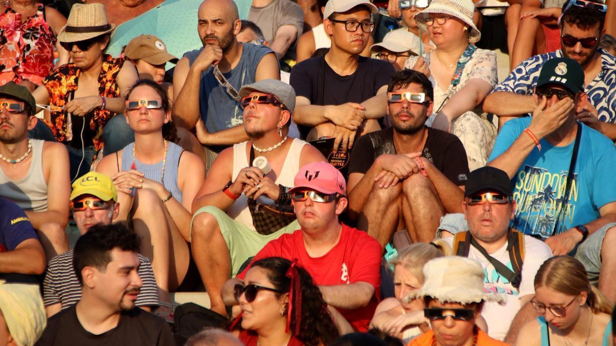 Diverses persones segueixen l'eclipsi.