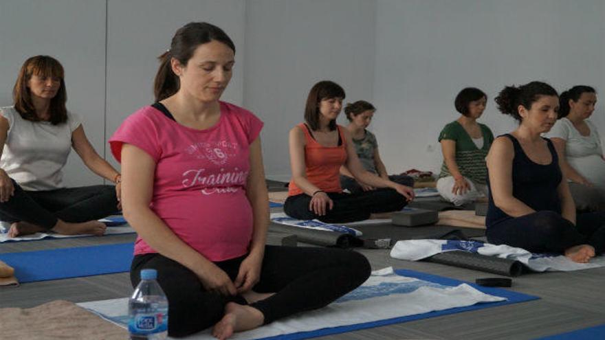 El yoga se consolida como terapia de preparación al parto en el Hospital de Manises