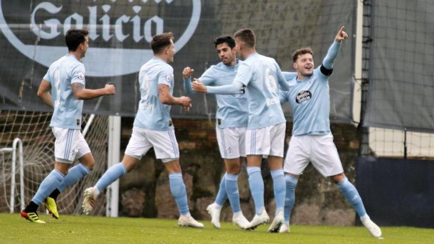 Alende, a la derecha, tras marcar el gol.