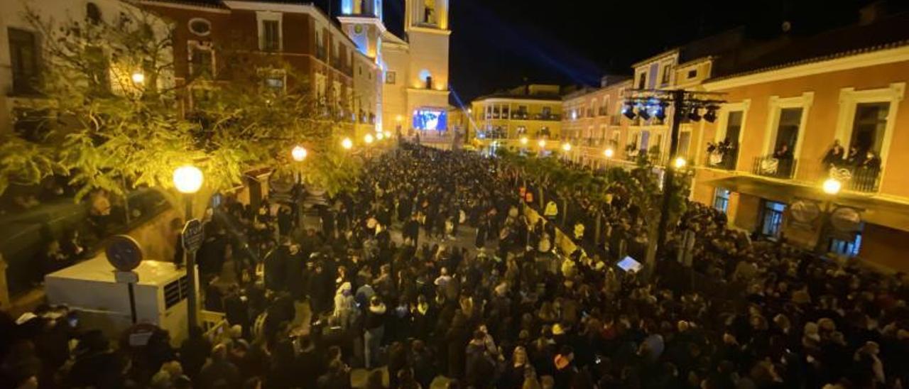 La Plaza del Ayuntamiento de Mula se llenó anoche de túnicas negras para celebrar la Noche de los Tambores, que regresaban dos años después tras la pandemia.