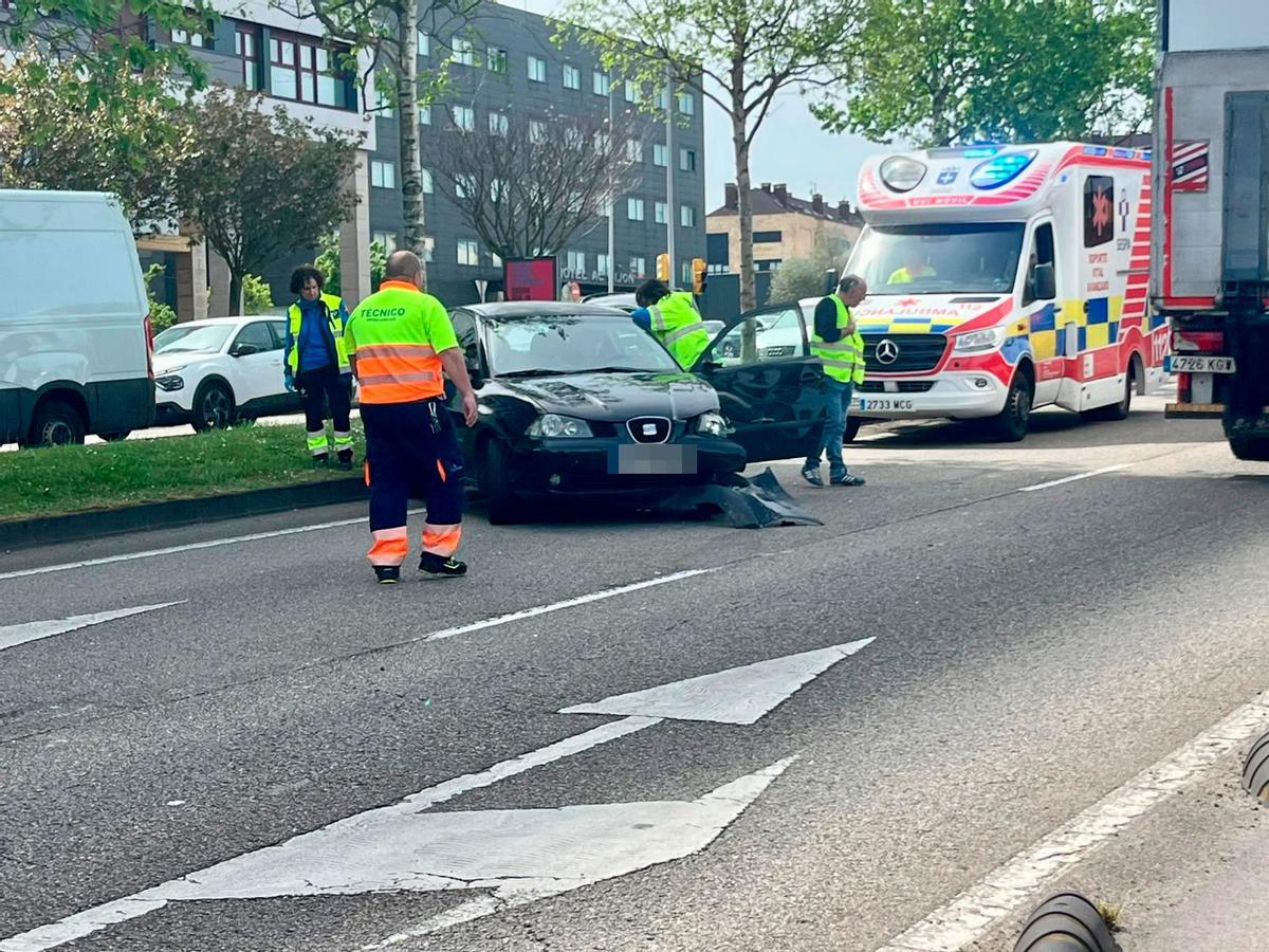 Lugar del accidente, con uno de los vehículos implicados y la ambulancia.
