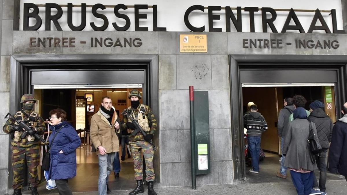 La policía asegura la estación central de Bruselas este miércoles tras los atentados en la capital belga.