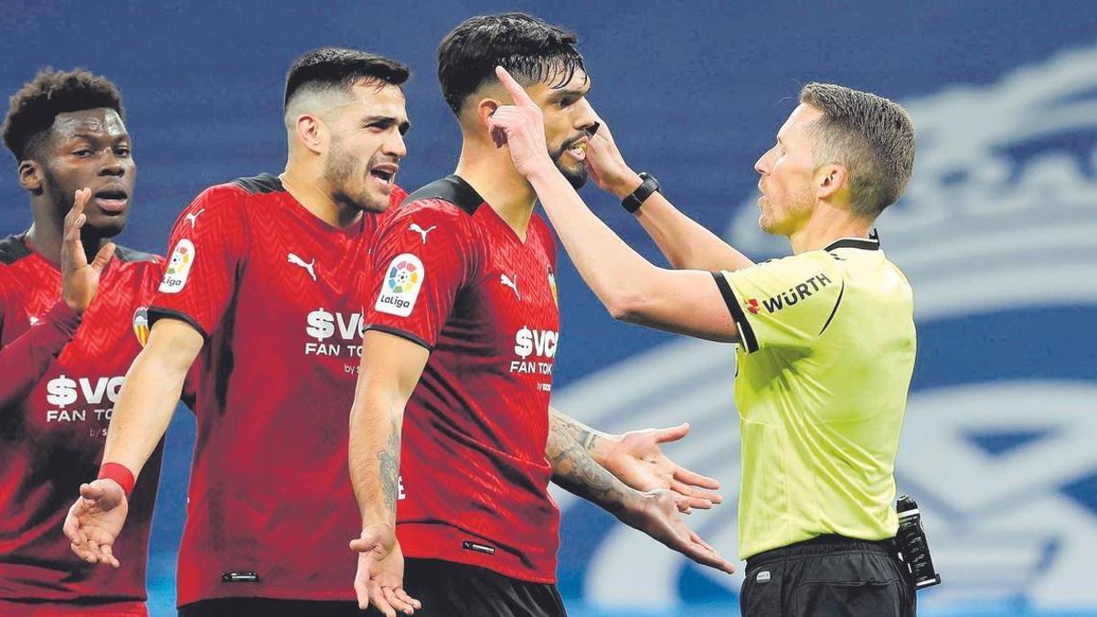 El central Omar Alderete y todos los jugadores protestan al árbitro del partido, el canario Hernández Hernández, la señalización de un penalti.